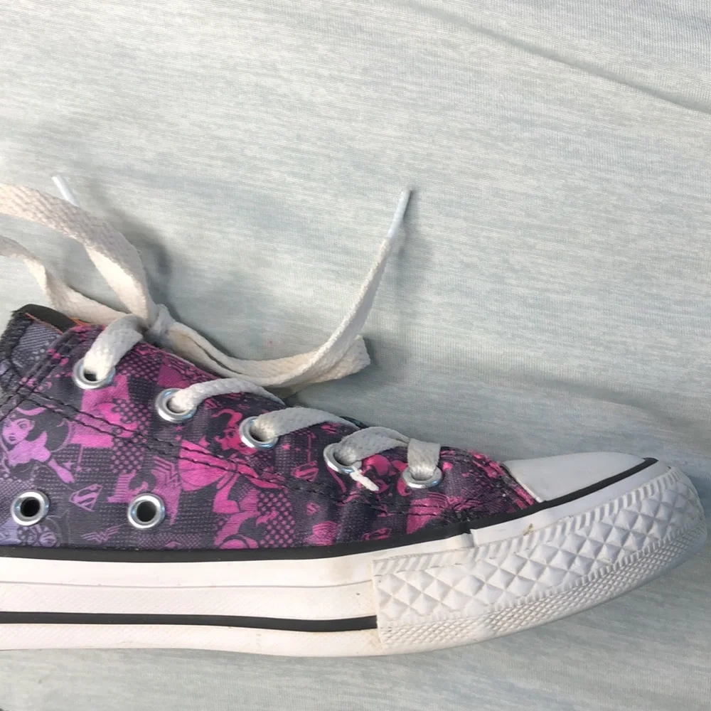 DC Universe Girl converse size 1